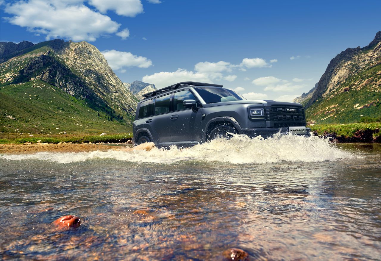Haval H7 splashing through a mountain river