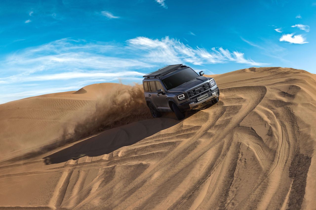 Haval H7 climbing desert dunes